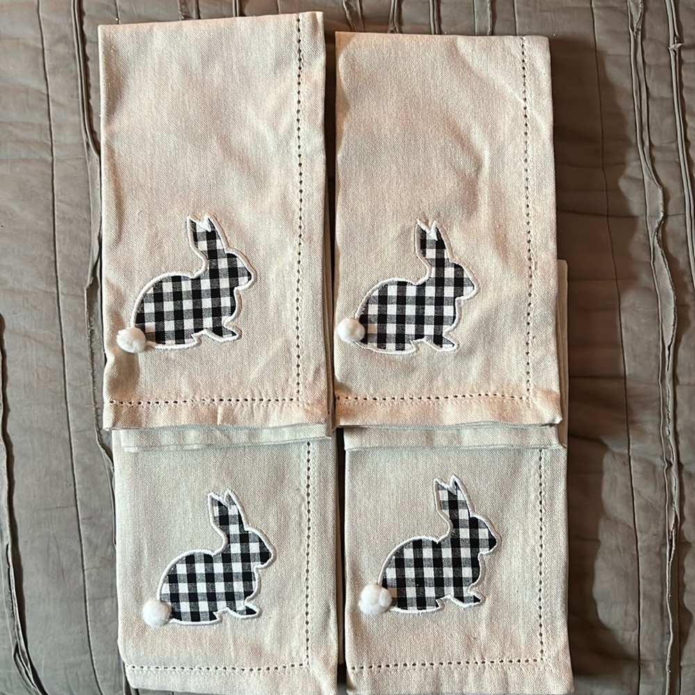Set of 4 cute 100% cotton napkins ( linen look) with checkerboard bunnies.🐰